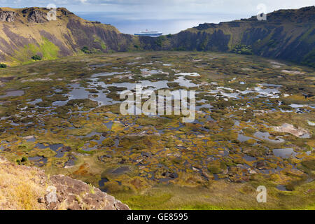 Rano Kau mit Kreuzfahrtschiff Stockfoto