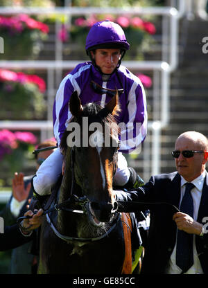 Auf Highland Reel geritten und Ryan Moore kehren zurück, nachdem er am zweiten Tag des King George VI-Wochenendes auf der Ascot Racecourse den King George VI und Queen Elizabeth Stakes Race gewonnen hat. PRESSEVERTRETER Foto. Bilddatum: Samstag, 23. Juli 2016. Siehe PA Story Racing Ascot. Bildnachweis sollte lauten: Julian Herbert/PA Wire. EINSCHRÄNKUNGEN: Die Nutzung unterliegt Einschränkungen. Nur für redaktionelle Zwecke, keine kommerzielle oder werbliche Verwendung. Keine Privatverkäufe. Weitere Informationen erhalten Sie unter +44 (0)1158 447447. Stockfoto