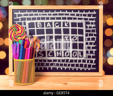humorvolle Konzept der Hass Schule wie Gefängnis mit Text zurück zur Schule in Tafel, Stifthalter, Pfefferminz Bonbons auf geschrieben woo Stockfoto