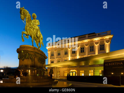 Wien, Wien: Albertina im Palais Erzherzog Albrecht mit der Reiterstatue von Albert und dem unverwechselbaren fliegende Dach benannt " Stockfoto