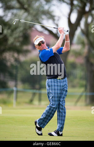 Spaniens Miguel Angel Jimenez spielt seine Herangehensweise an das 10. Loch tagsüber drei 2016 Senior Open Championship in Carnoustie Golf Links. Stockfoto