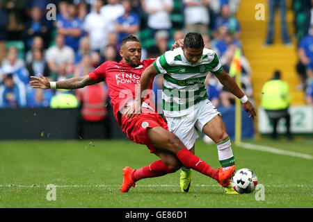 Leicester City Danny Simpson (links) und Celtic Emilio Izaguirre Kampf um den Ball während der 2016 International Champions Cup match bei Celtic Park, Glasgow. Stockfoto