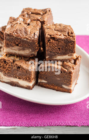 Marmor-Schokoladen-Brownies mit Mascarpone werden auf einem Teller gestapelt. Stockfoto