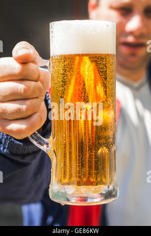 Glas Bier in seiner Hand Mann Nahaufnahme. Stockfoto