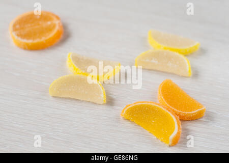 Zitrone Marmelade Keile liegt in der Form von Schmetterlingen. Stockfoto