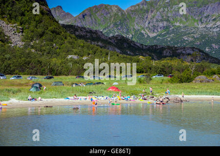 Familien genießen Sommerwetter, Kalle Strand, Lofoten Stockfoto