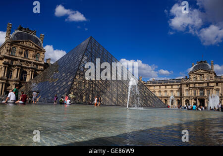 Einen Überblick über die Pyramide Eingang zum Louvre museum Stockfoto