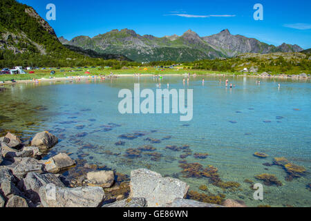 Familien genießen Sommerwetter, Kalle Strand, Lofoten Stockfoto