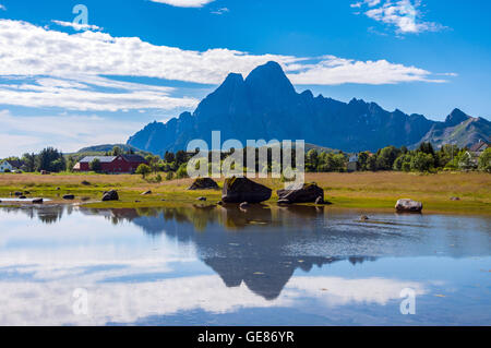 Våkallen Berg Reflexionen im Ørsvågen, Lofoten Stockfoto