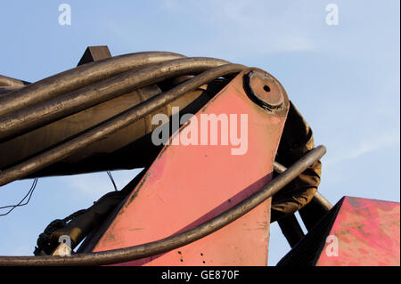 Schläuche und Rohre des Hydrauliksystems von schweren Maschinen - Maschine um die Pfähle in der Bau-Kreuzung in Moskau zu hammern. Stockfoto