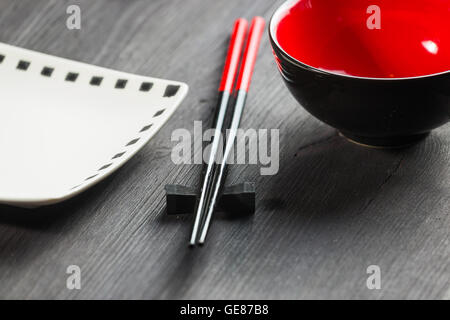 Zwei Stäbchen auf hölzernen Hintergrund Stockfoto