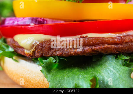 Nahaufnahme eines Hamburger auf weißen platehomemade Stockfoto
