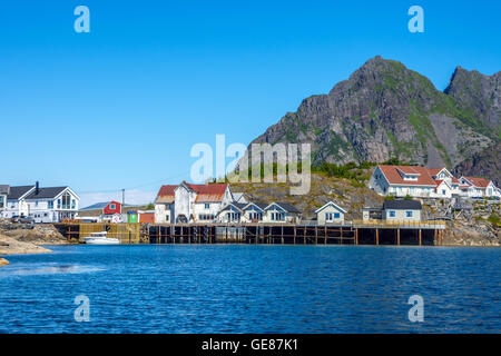 Henningsvær Fischerdorf mit Bergen Lofoten, Arktis Norwegen Stockfoto