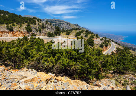 kurvige Straße in der Nähe von Chora Sfakion Stadt auf Kreta, Griechenland Stockfoto