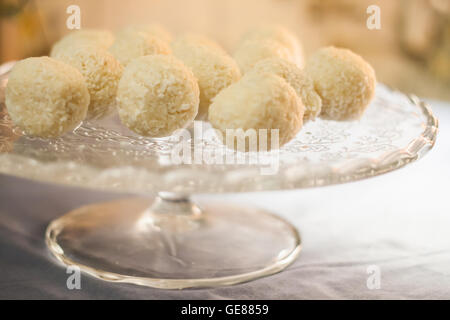 Kuchen mit Kokos Trüffel im Abendlicht auf einem Ständer. Stockfoto