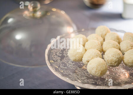 Kuchen mit Kokos Trüffel im Abendlicht auf einem Ständer. Stockfoto