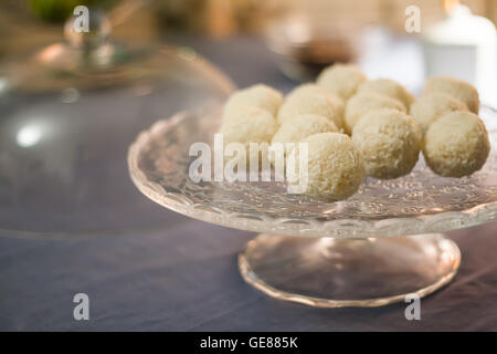 Kuchen mit Kokos Trüffel im Abendlicht auf einem Ständer. Stockfoto