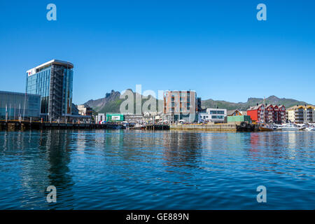 Blick auf den malerischen Fischerdorf Port von Svolvaer in Arktis Norwegen, ein beliebtes Touristenziel im Hochsommer Stockfoto