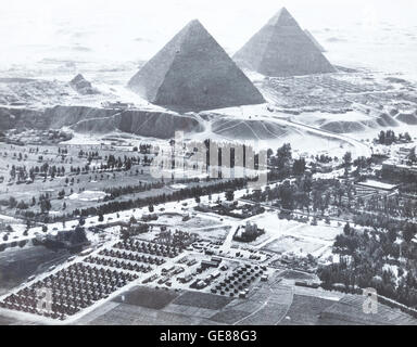 Vintage Foto, Camp Huckstep und die großen Pyramiden, Ägypten, Zweiter Weltkrieg, 1944 Stockfoto