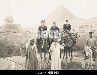 Offiziere der Armee auf Kamelen, Pyramiden und Sphinx Vintage Fotografieren in der Nähe von Camp Huckstep, Ägypten, Weltkrieg, 1944 Stockfoto