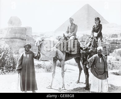 Offizier in der Armee und Womans Armee officer(WAC) auf Kamelen, große Pyramiden-Vintage-Fotografieren in der Nähe von Camp Huckstep, Ägypten, Weltkrieg, 1944 Stockfoto