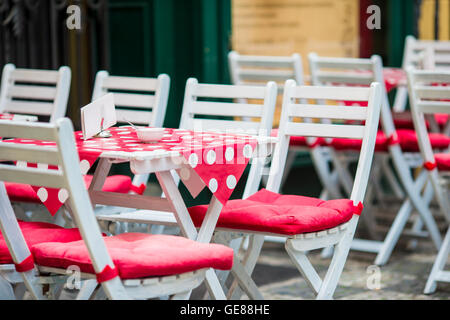 Weißen Holztische mit Stühlen am Sommer geöffnet Caféterrasse im Freien. Blick auf leere Straßencafé in Europa. Stockfoto