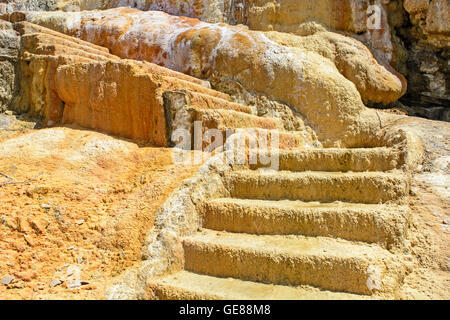 Alte Treppen in der Küstenland Stadt, wo man die Wirkung von Salz in der Luft sehen kann. Stockfoto