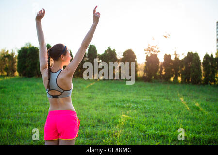 Glücklich Erfolg Frau - Fitness-Ziele. Gewinnen Sportlerin mit Armen nach oben erfolgreich erreichen ihr Training oder Diät-Ziel. Gesunden kaukasischen Läufer Mädchen eine gesunde Lebensweise. Stockfoto