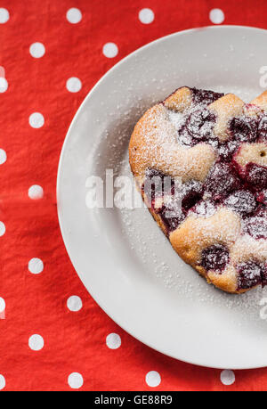 Kuchen mit Kirschen und Puderzucker. Stockfoto