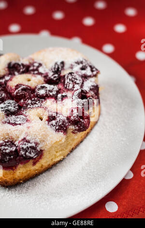 Kuchen mit Kirschen und Puderzucker. Stockfoto