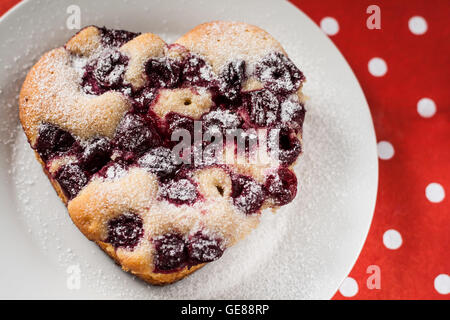 Kuchen mit Kirschen und Puderzucker. Stockfoto