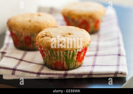 Vanille Muffins Cupcakes mit weißer Schokolade auf einem Handtuch. Stockfoto