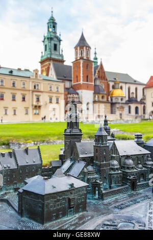 Modell des königlichen Schlosses in Krakau mit realen Gebäuden im Hintergrund, Braille-system Stockfoto