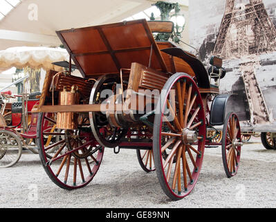 Der 1893 Benz Vis-a-Vis Type Victoria verfügt über einen 1730 ccm großen 3-PS-Motor, der eine Geschwindigkeit von 18 km/h erreichen kann Als Meilenstein im frühen Automobildesign ist dieses Fahrzeug eines der Pioniermodelle der Automobilentwicklung von Benz. Stockfoto