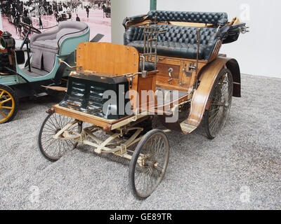 Der 1897 Benz Vis-a-Vis Type ideal, ein früheres Fahrzeug mit einem 3-ccm-Motor mit 1050 ccm und einer Geschwindigkeit von bis zu 30 km/h Dieses Fahrzeug war ein Pionier bei der Entwicklung von Personenkraftwagen, hergestellt von der Firma Benz, einem der ersten Automobilhersteller der Welt. Bekannt für sein kompaktes Design und seine bahnbrechende Technik, steht er für die Anfänge der Fahrzeuggeschichte. Stockfoto