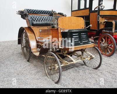 Der 1897 Benz Vis-a-Vis Type ideal ist eines der frühesten Beispiele für die Innovation von Benz. Er verfügt über einen 3-PS-Motor und erreicht Geschwindigkeiten von bis zu 30 km/h. Es bleibt ein wertvolles Stück Automobilgeschichte. Stockfoto