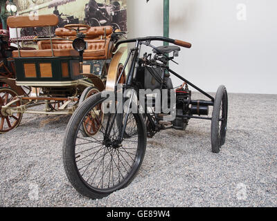 Das 1897 de Dion-Bouton Dreirad, ein früheres französisches Auto, das von einem Einzylindermotor angetrieben wird. Dieses Dreirad ist ein seltenes und historisches Stück und stellt einen der ersten Schritte in der Entwicklung von Kraftfahrzeugen dar. Stockfoto