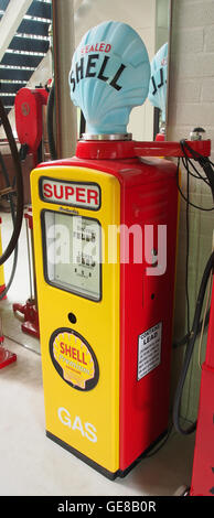 Beckmeter Shell versiegelt Benzinepomp en Het Museum Voor Nostalgie Techniek pic1 Stockfoto