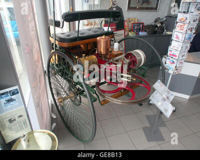 Der Benz Patent Motorwagen, das erste echte Automobil, das 1885 von Karl Benz entworfen und 1886 patentiert wurde. Dieses frühe Fahrzeug wurde von einem Verbrennungsmotor angetrieben und gilt als das weltweit erste Serienfahrzeug. Stockfoto