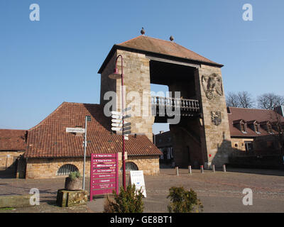 Dieses Bild zeigt das Deutsche Weintor, ein berühmtes Wahrzeichen in der Pfalz. Das Weintor ist bekannt für seine architektonische Schönheit und ist der Eingang zur Deutschen Weinstraße und ein Symbol der Weinkultur der Region. Stockfoto