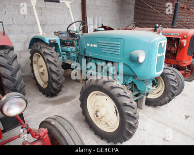 Dieses Bild zeigt einen Vintage MAN Traktor, der im Museum voor Nostalgie en Techniek ausgestellt wird. Der Traktor, ein Landmaschinenbauteil, steht für technologische Fortschritte in der Landwirtschaft während seiner Ära. Stockfoto