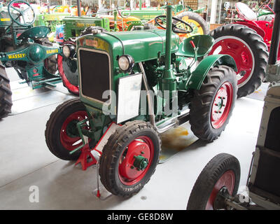 Der Traktor Oude Deutz, der im Museum für Nostalgie und Technologie in Langenboom, Niederlande, ausgestellt wird, zeigt historische Landmaschinen. Der Deutz-Traktor, bekannt für seine frühen Beiträge zur maschinellen Landwirtschaft, spiegelt Fortschritte in der Industrietechnik aus dem 20. Jahrhundert wider. Stockfoto