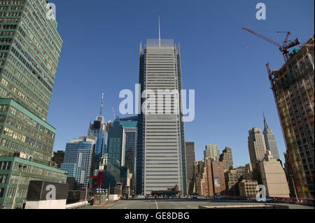 Blick auf die Westseite der The New York Times Zeitung Hochhaus (C) vom Dach des Port Authority Bus Station i Stockfoto