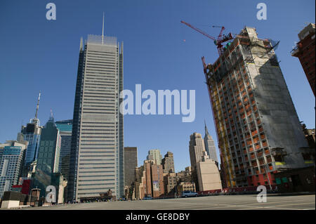 Blick auf die Westseite der The New York Times Zeitung Hochhaus (L) vom Dach des Port Authority Bus Station i Stockfoto