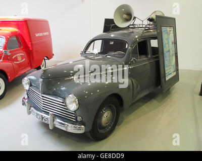 Die Peugeot 203 C5 Limousine ist auf diesem Foto zu sehen und zeigt das elegante, elegante Design des Fahrzeugs. Das Auto war bekannt für seine Modernität und funktionale Eleganz nach dem Zweiten Weltkrieg. Stockfoto