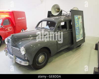 Ein kommerzielles Foto der Peugeot 203 C5 Limousine, das das klassische Design und die Eleganz des Fahrzeugs zeigt. Der Peugeot 203 war in der Nachkriegszeit ein bemerkenswertes Modell, das für seinen einzigartigen Stil und seine Technik bekannt war. Stockfoto