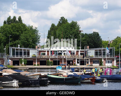 Dieses Foto zeigt die Roei- en Zeilvereniging de Amstel, einen Ruder- und Segelclub an der Hobbemakade 122 in Amsterdam. Der Club ist eine bekannte Institution in der Stadt, die Wassersport fördert und eine Gemeinschaft von Ruder- und Segelbegeisterten fördert. Das Bild zeigt das historische Gebäude und die Umgebung des Clubs. Stockfoto