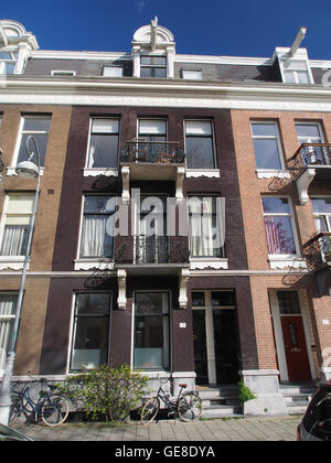 Dieses Foto zeigt den Sarphatipark, einen öffentlichen Park in Amsterdam, Niederlande. Es ist ein bekanntes Grüngelände, das Erholungsbereiche für Einheimische und Besucher bietet. Stockfoto