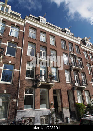 Sarphatipark ist ein öffentlicher Park in Amsterdam, Niederlande. Der Park ist nach Samuel Sarphati, einem prominenten jüdischen Arzt und Philanthropen benannt. Es ist ein beliebter Grünplatz, der für seine üppigen Gärten, Spielplätze und eine ruhige Atmosphäre bekannt ist. Stockfoto