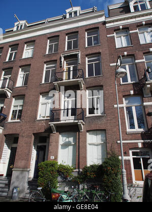 Sarphatipark ist ein öffentlicher Park in Amsterdam, Niederlande. Bekannt für seine Grünanlagen, die ruhige Atmosphäre und die Erholungsgebiete, ist es ein beliebter Ort für Einheimische und Touristen. Der Park bietet Wanderwege, Teiche und einen Spielplatz. Stockfoto